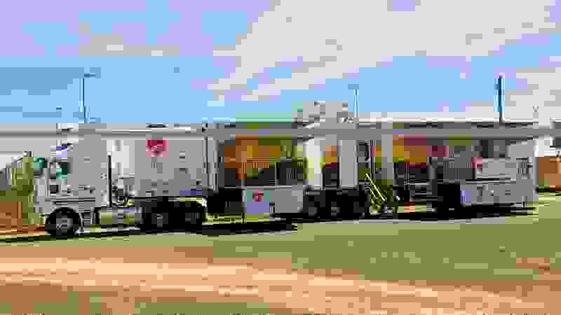 Mobile medizinische Kliniken auf Rädern (abgebildet ist der Heart 2-Truck) versorgen entlegene Gebiete in Australien mit medizinischen Leistungen