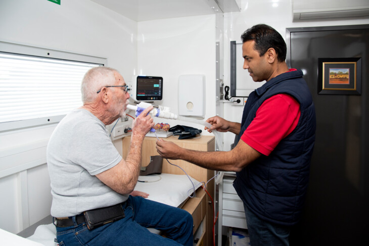 Dr. Gomes führt auf dem Heart Truck an einem Patienten einen Test mit dem EasyOne Pro LAB durch. 
