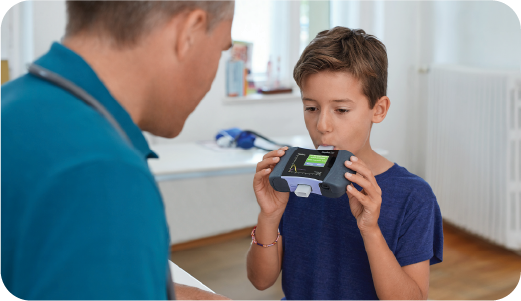 Kind performt Spirometrie